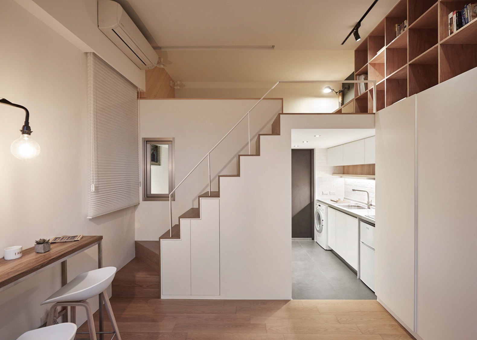 Phòng khách, phòng bếp được bố trí riêng biệt, ngăn cách bởi cầu thang