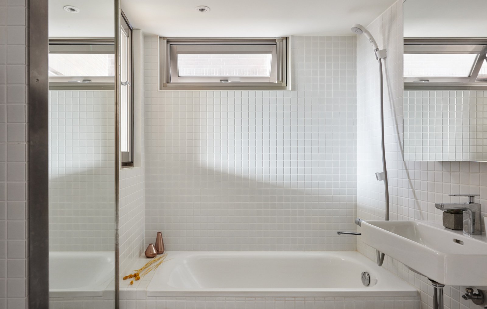 Mẫu nhà tắm đầy đủ tiện nghi với cửa sổ thông gió, thoáng khí