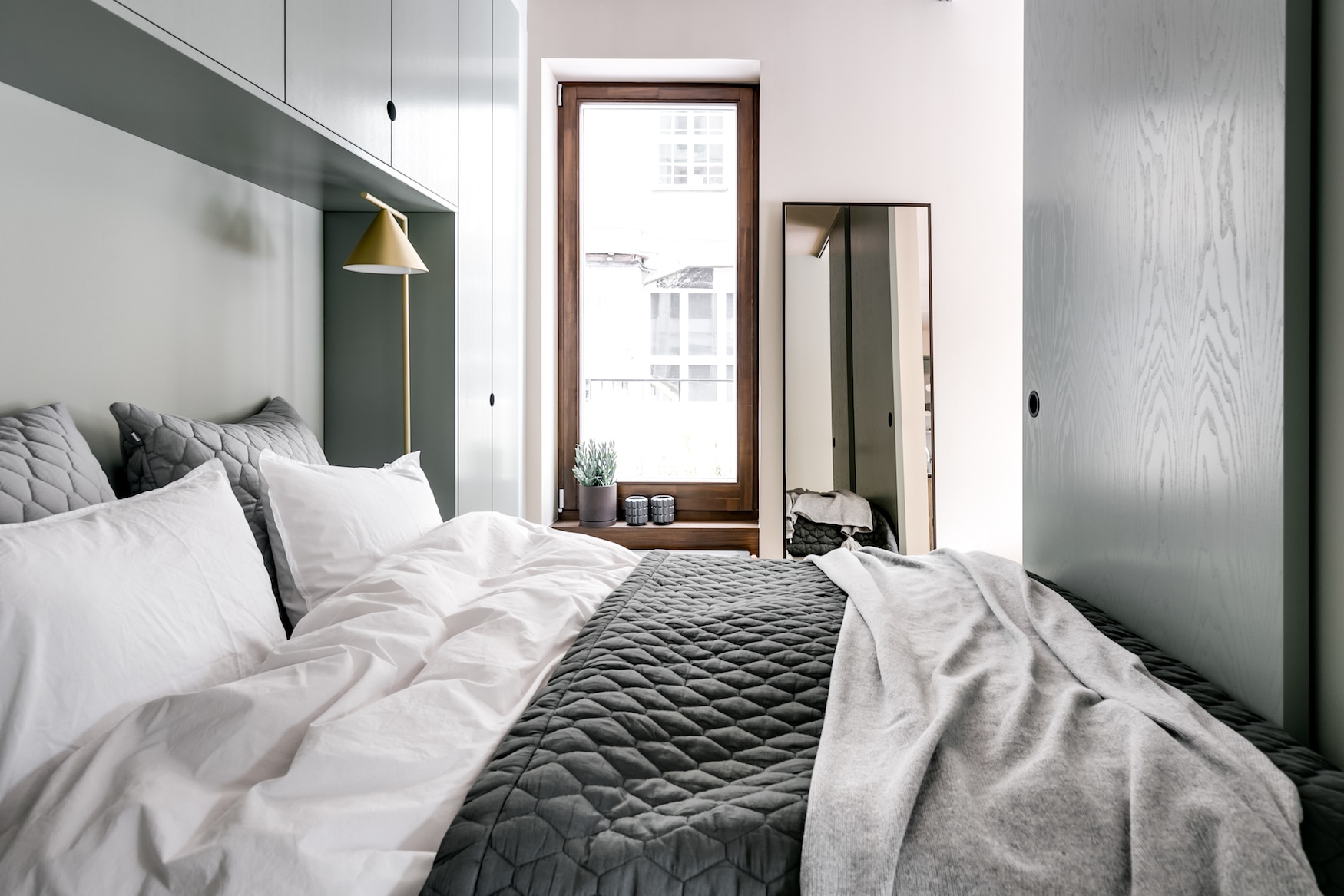 Phòng ngủ màu xám tro với phong cách tối giản, tinh tế