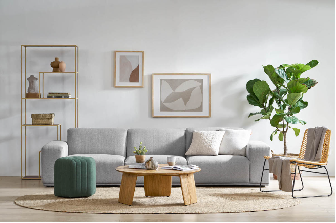 Sử dụng bàn trà và tranh treo tường để trang trí cho phòng khách là ý tưởng độc đáo và mới mẻ