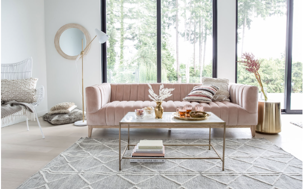 Bộ sofa tone màu hồng pastel giúp phòng khách trở nên nhẹ nhàng và tinh tế hơn