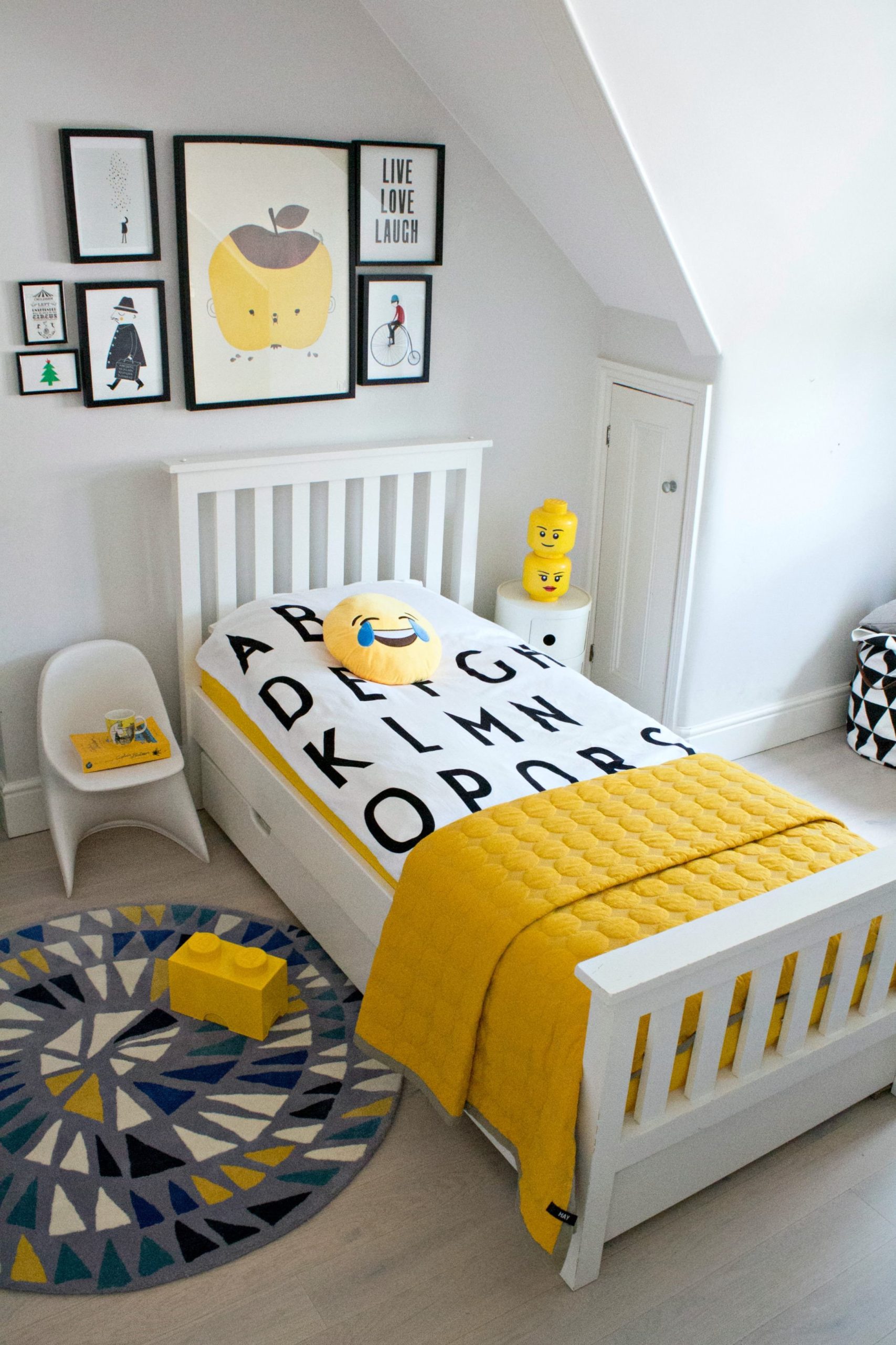 Phòng ngủ màu vàng cá tính cho bé trai trên 10 tuổi