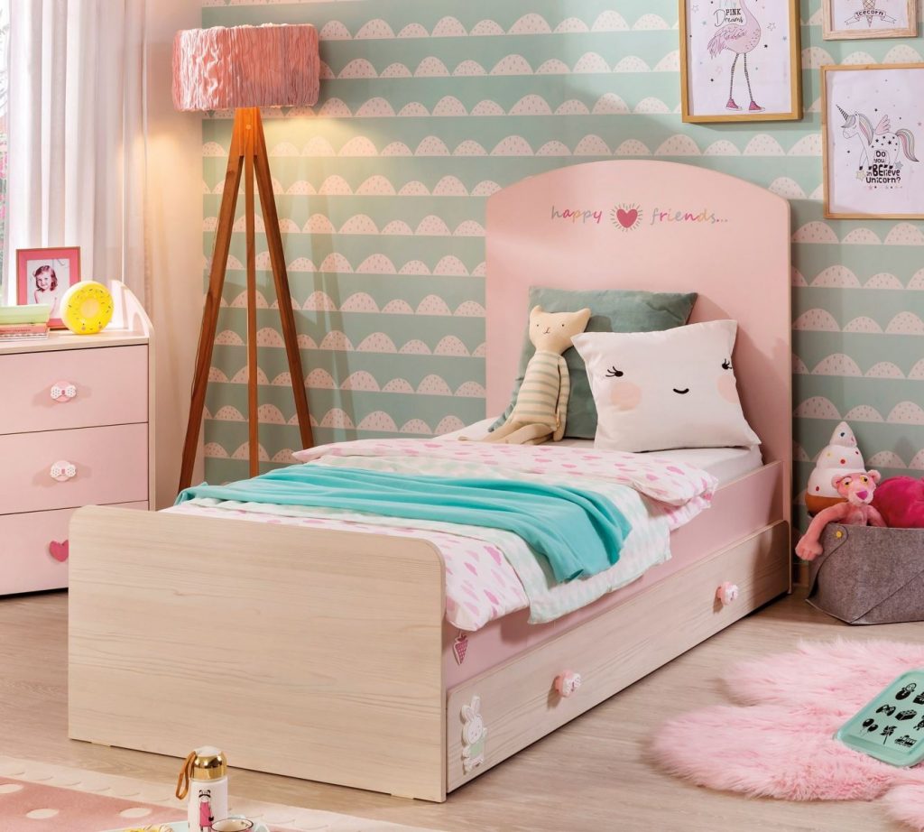 Lựa chọn giường ngủ với tông màu nhẹ nhàng, dễ thương, đồng thời không quá cao giúp bé dễ dàng sử dụng