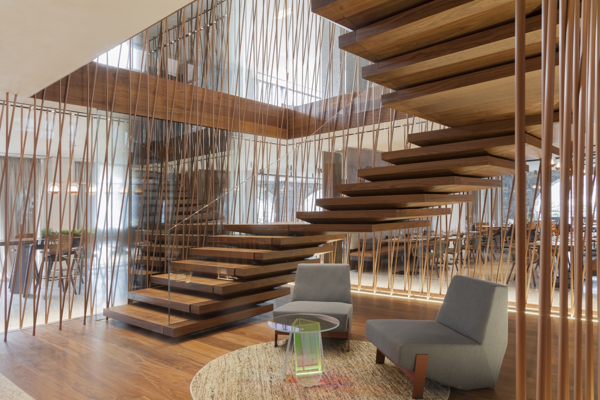 Cầu thang màu gỗ ấm cúng, thiết kế phá cách, tạo nét hiện đại cùng điểm nhấn ấn tượng cho căn phòng