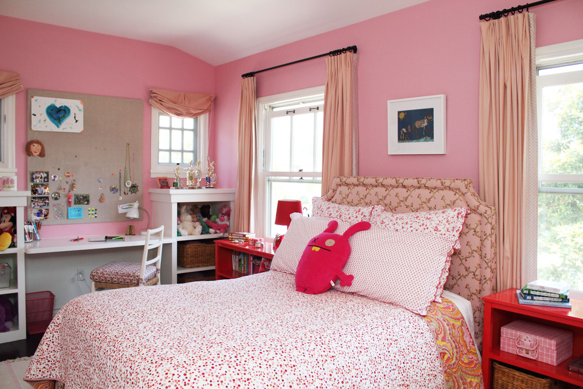 Phòng ngủ với gam màu hồng tươi sáng, trẻ trung