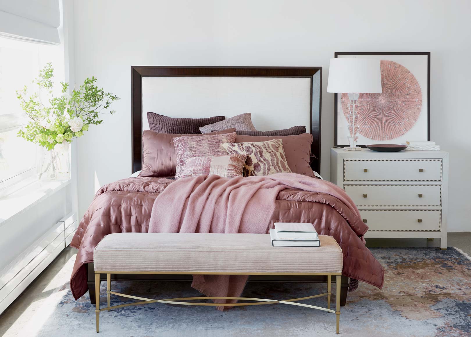 Phòng ngủ màu hồng tím lạ mắt với bức tranh treo tường màu tím đồng bộ