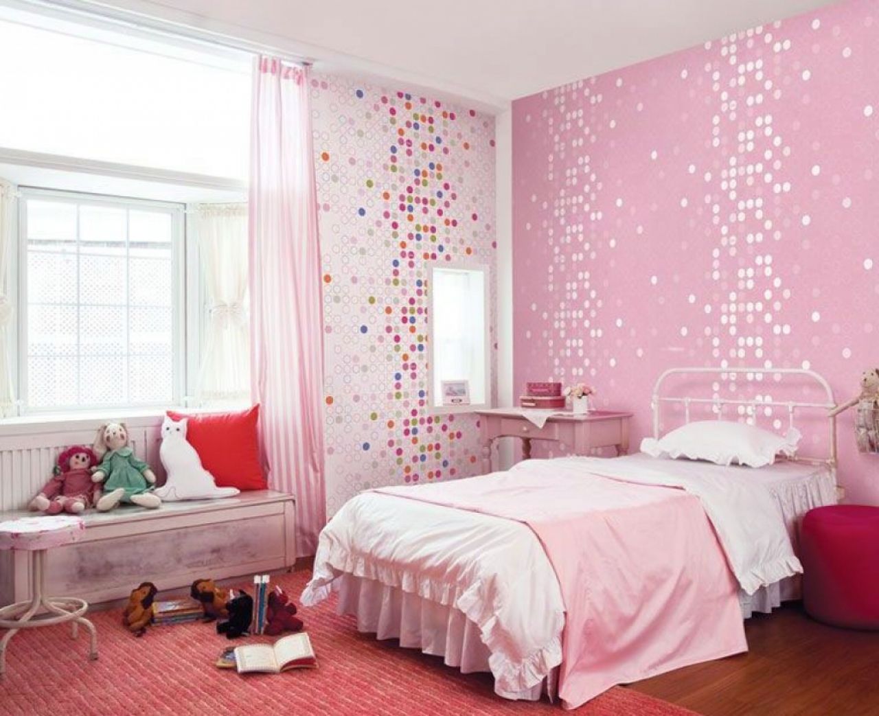 Căn phòng ngủ trang trí với giấy dán tường màu hồng