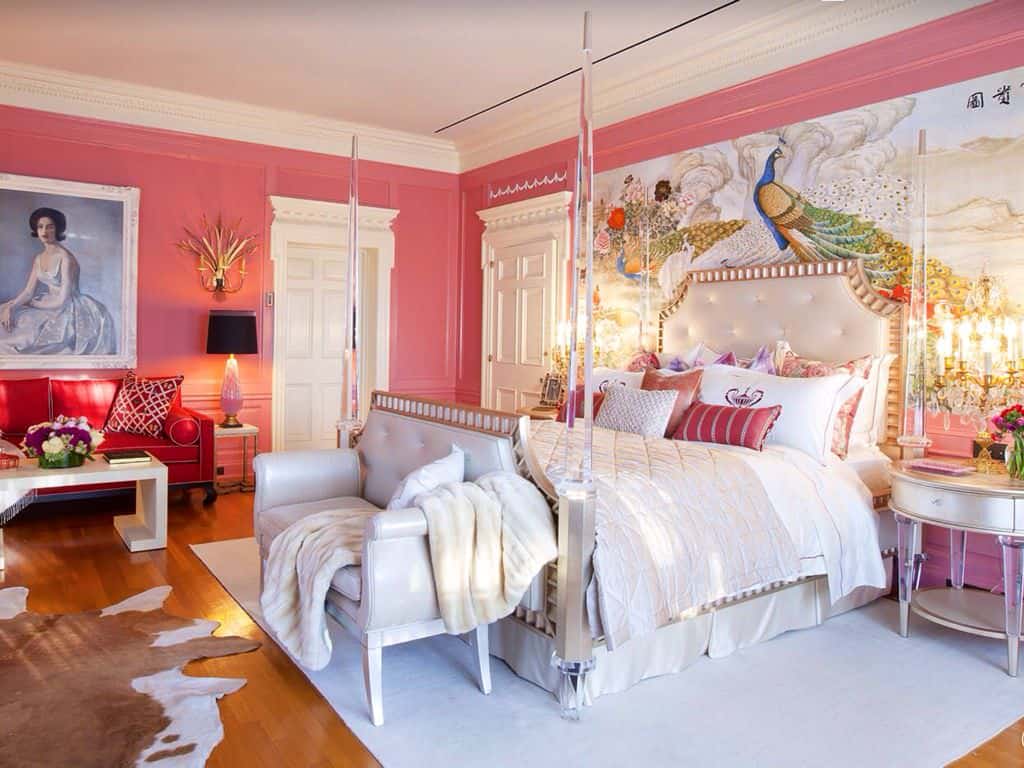Gam màu hồng đào kết hợp màu trắng nhẹ nhàng làm căn phòng trông sáng sủa hơn
