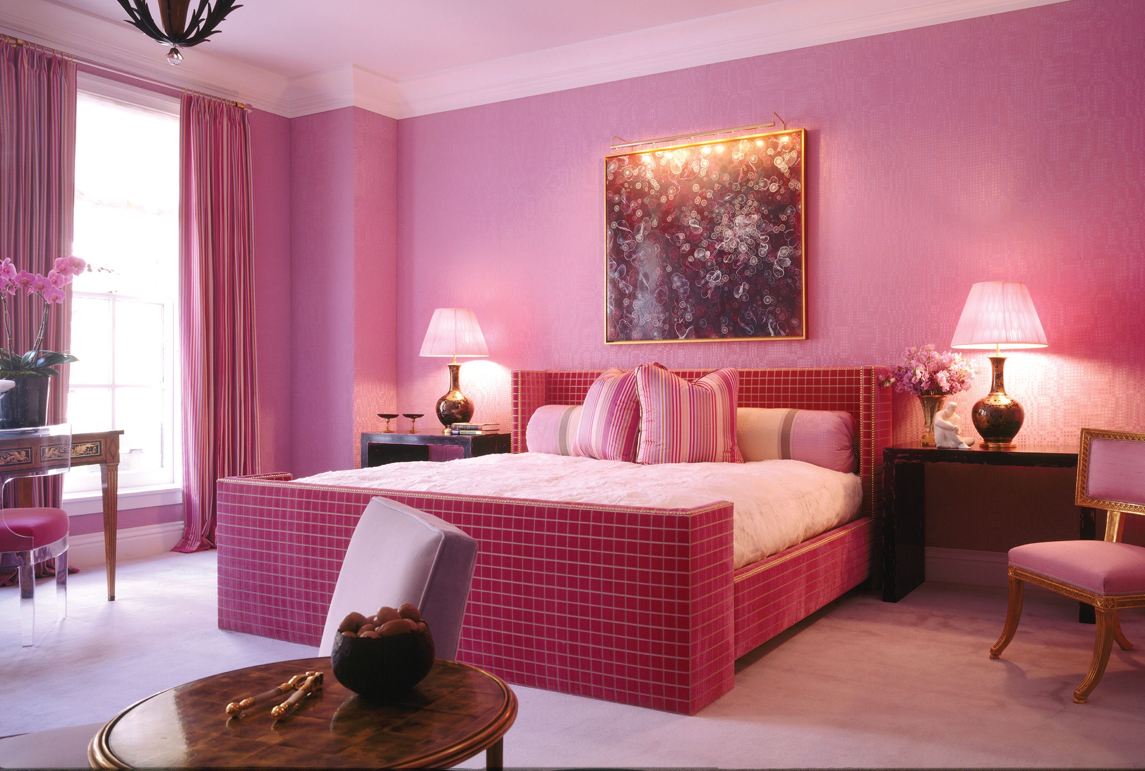 Căn phòng với các nội thất màu hồng đào