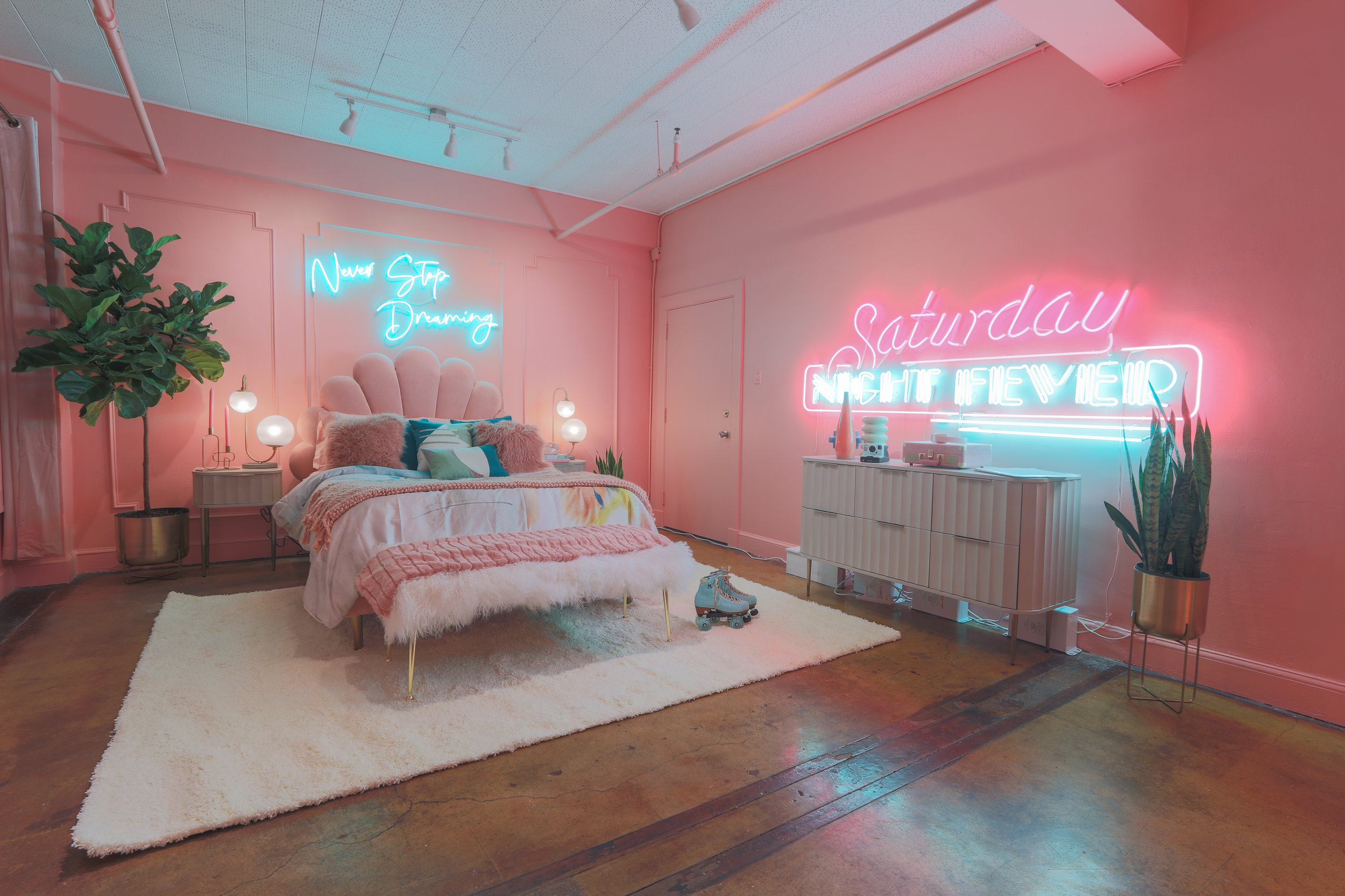 Phòng ngủ gam màu hồng cổ điển với sàn gỗ sang trọng, quý phái