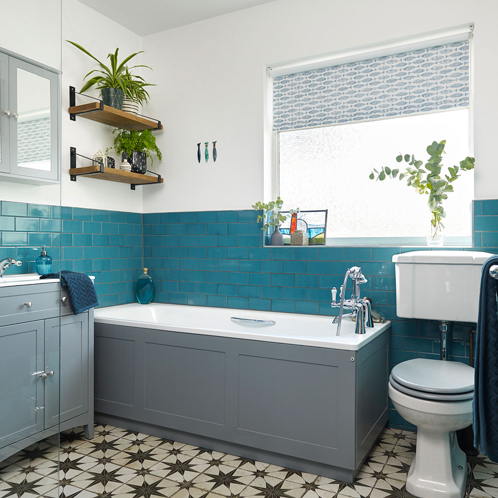 Phòng ngủ xanh dương có toilet với bồn tắm và tủ đựng dụng cụ cá nhân cỡ lớn vô cùng tiện nghi