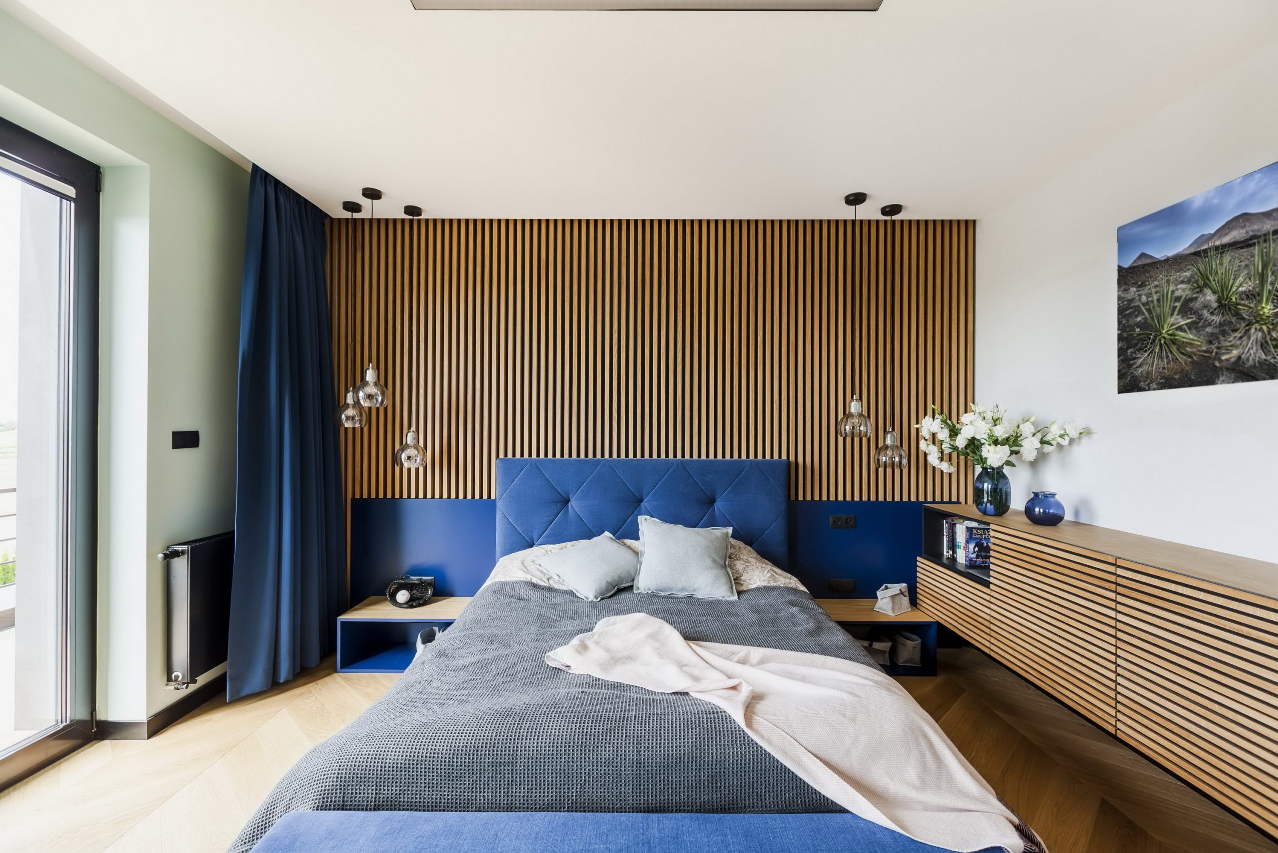 Phòng ngủ màu xanh xương được thiết kế theo phong cách cổ điển