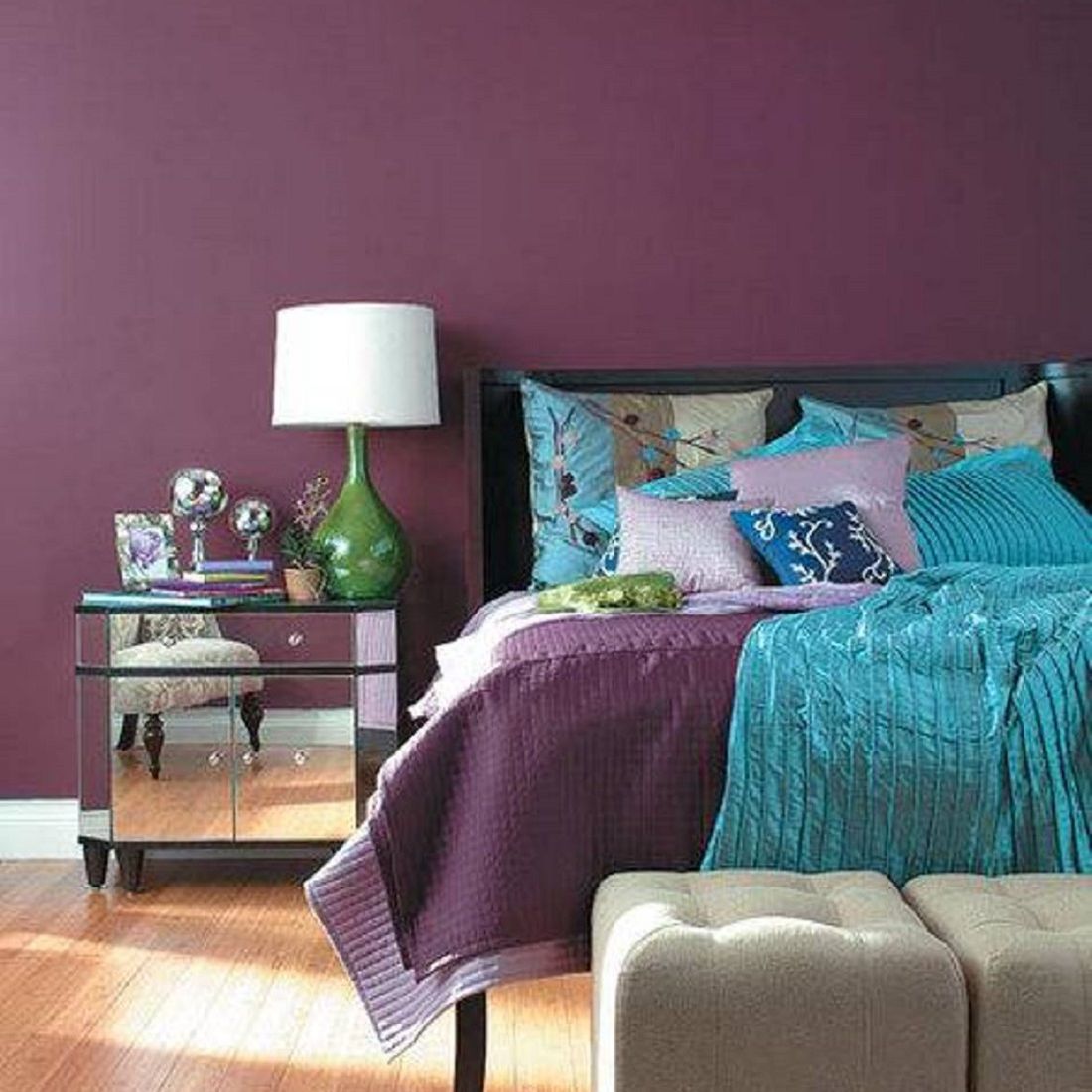 Phòng ngủ xanh dương phối hồng tím độc đáo, lạ mắt