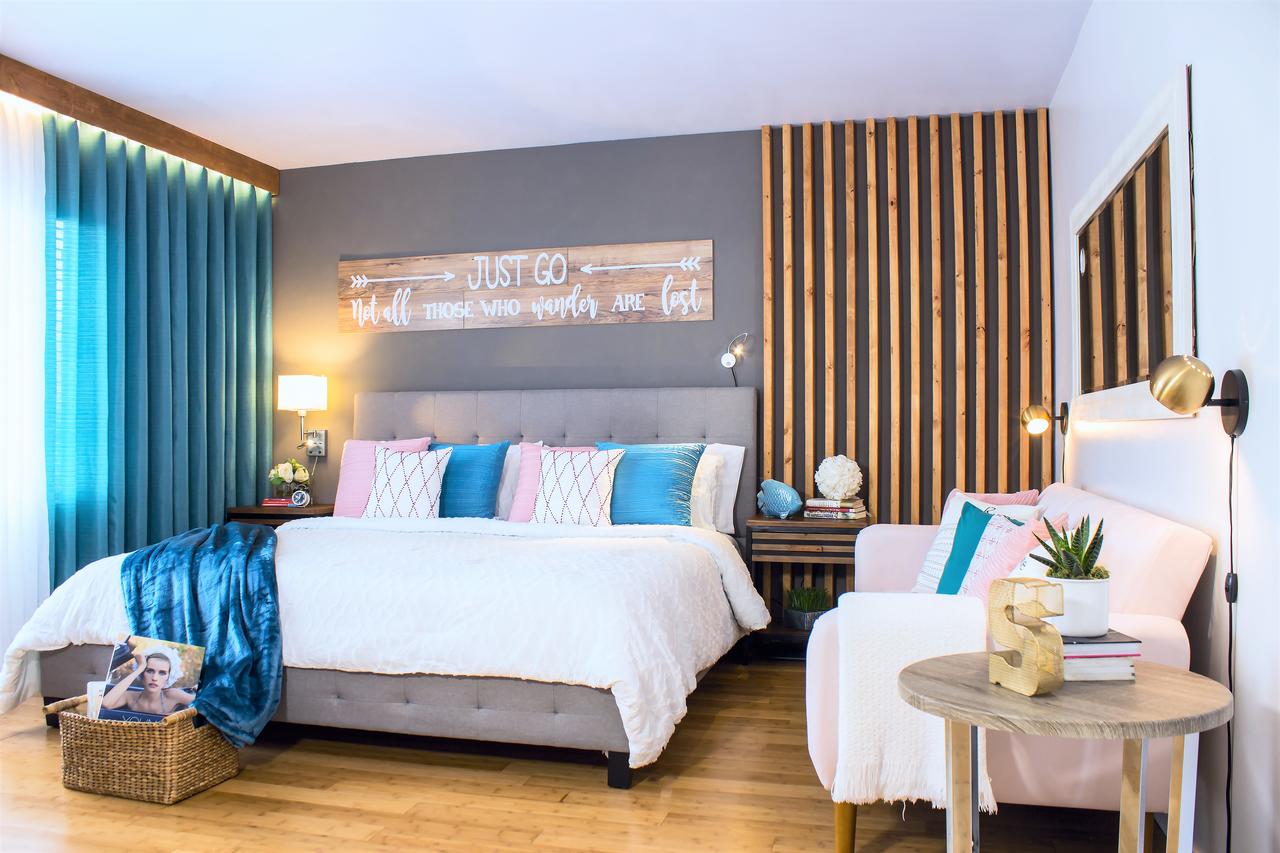 Phòng ngủ gam màu xanh kết hợp với nội thất gỗ công nghiệp