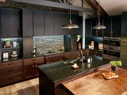 Phòng bếp được thiết kế với sự kết hợp giữa 2 màu đen và nâu gỗ, đem đến không gian vô cùng sang trọng và đẳng cấp