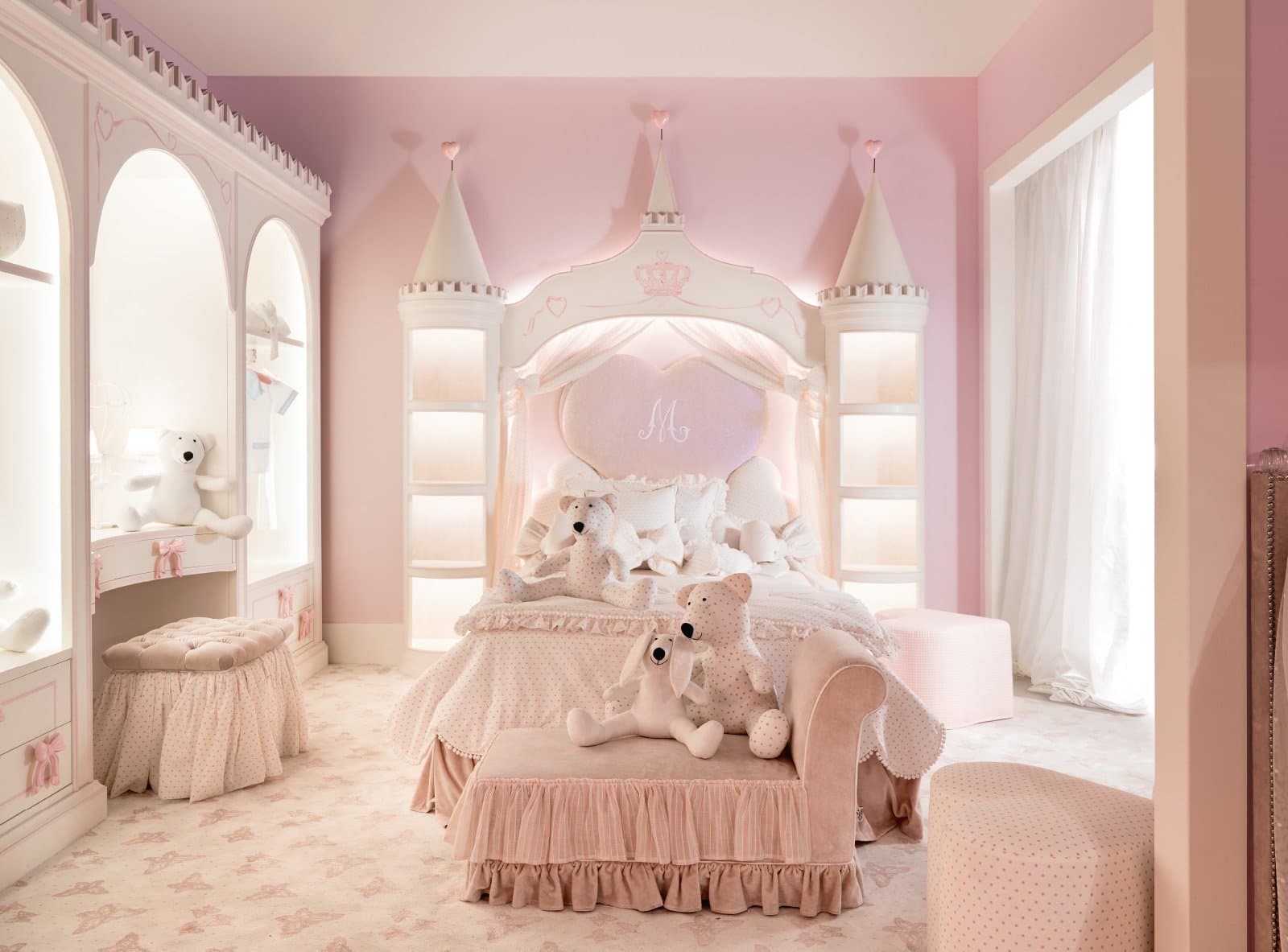 Phòng ngủ màu hồng nữ tính với tủ tab đầu giường dễ thương, tiện nghi 