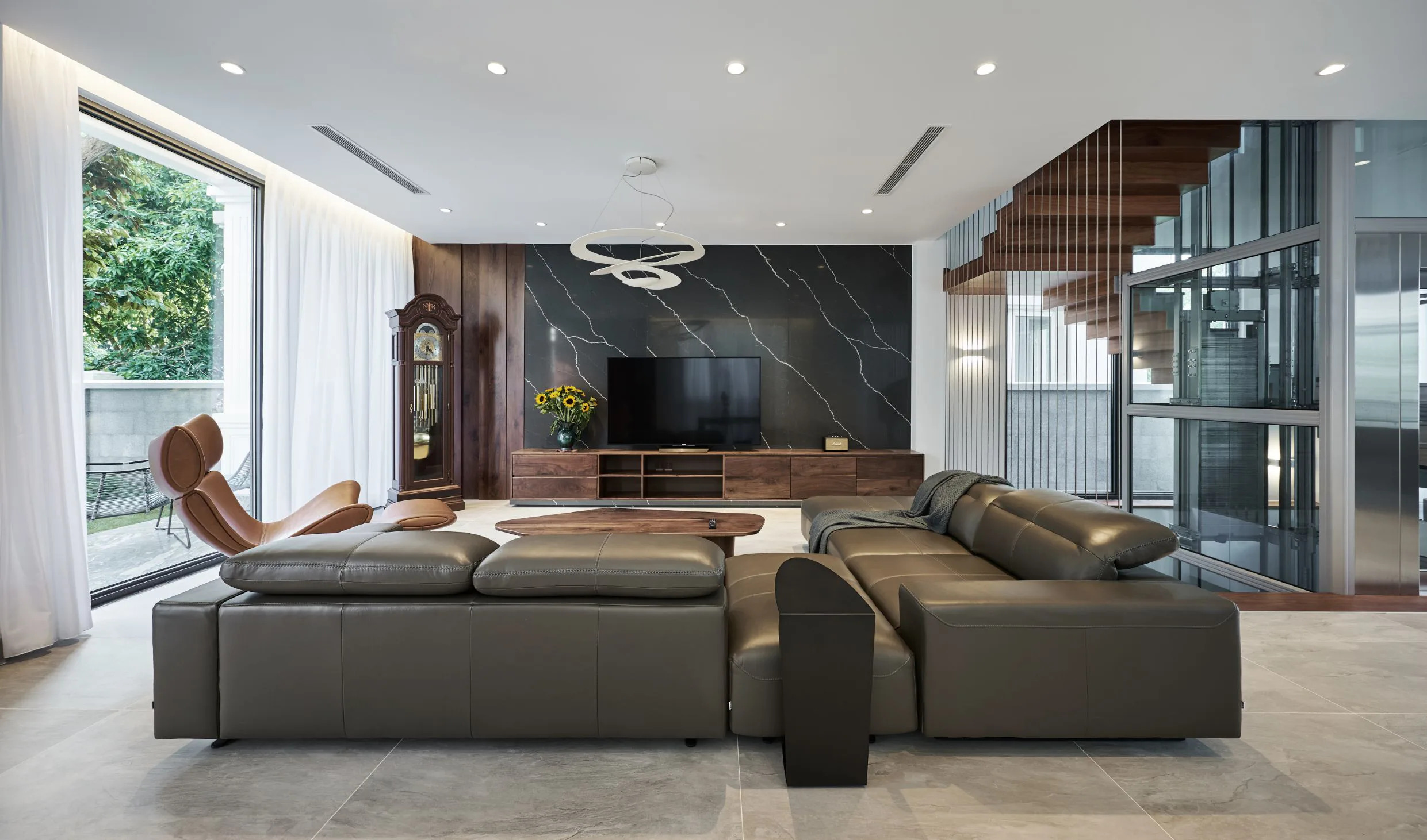 Mẫu thiết kế phòng khách biệt thự với nội thất bằng gỗ óc chó kết hợp cùng bộ sofa chữ L sang trọng